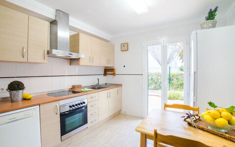 Les Savines: Pièce, Propriété, Cuisine, Meubles, Jaune, Design Intérieur, Cabinetry, Comptoir, Bâtiment, Maison