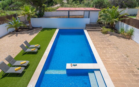 Villa Mut: Plante, L'Eau, Propriété, Bâtiment, Bleu Azur, Piscine, Herbe, Plan D'Eau, Design Urbain, Loisir