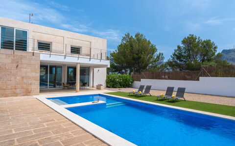 Villa Mut: Ciel, Plante, L'Eau, Bâtiment, Fenêtre, Nuage, Bleu Azur, Piscine, Ombre, Arbre