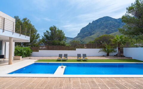 Villa Mut: Nuage, Ciel, Plante, Bâtiment, Bleu Azur, Piscine, Ombre, Arbre, Design Intérieur, Bois