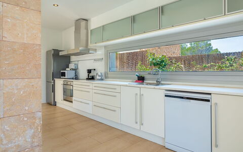 Villa Mut: Cabinetry, Comptoir, Bâtiment, Robinet, Cuisine, Appareil De Cuisine, Bois, Cuisinière, Maison, Sol