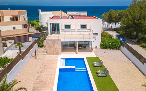 Villa Mut: Propriété, Plante, Bâtiment, Ciel, Fenêtre, Bleu Azur, Arbre, Design Urbain, L'Eau, Loisir