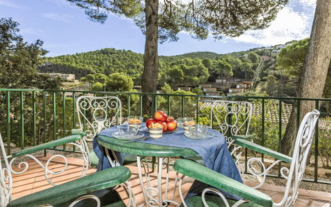 Sa Riera 603: Meubles, Ciel, Propriété, Table, Plante, Chaise, La Nature, Arbre, Mobilier De Jardin, Tableau De Plein Air