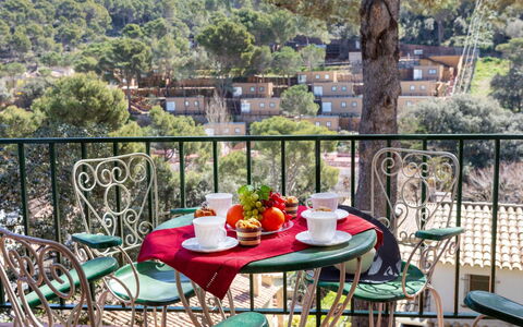 Sa Riera 603: Table, Meubles, Bâtiment, Plante, Chaise, Pot De Fleur, Vaisselle, Arbre, Design Intérieur, Mobilier De Jardin