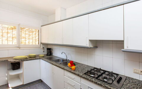 Hector: Comptoir, Cabinetry, Propriété, Robinet, Cuisinière, Bâtiment, Cuisine, Appareil De Cuisine, Évier, Cooktop