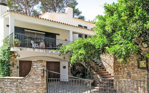 Catalonia: Domicile, Balcon, Ombre, Biens, Mur De Pierre, Balustrade, Balustre, Porte, Hacienda, Clôture