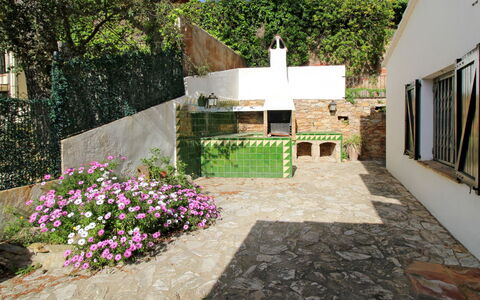 Catalonia: Plante, Fleur, Bâtiment, Arbre, Herbe, Paysage, Ciel, Arbuste, Couverture De Sol, Fenêtre