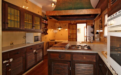 Catalonia: Comptoir, Cabinetry, Propriété, Meubles, Tiroir, Bois, Cuisine, Design Intérieur, Architecture, Sol