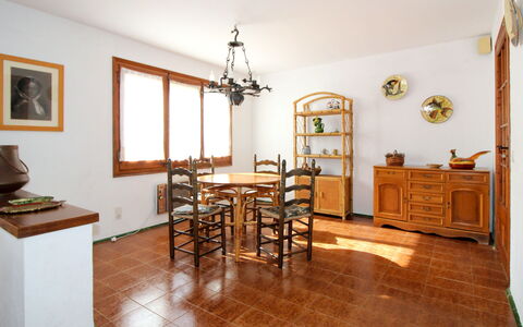Catalonia: Meubles, Propriété, Table, Cadre, Chaise, Bois, Éclairage, Design Intérieur, Cabinetry, Salon