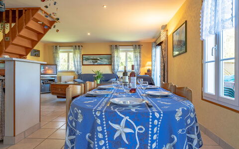 Chez Laurette: Table, Meubles, Propriété, Fenêtre, Bleu Azur, Chaise, Design Intérieur, Architecture, Décoration, Nappe De Table