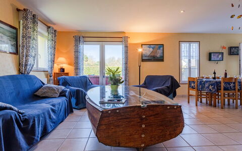 Chez Laurette: Table, Meubles, Propriété, Bleu, Cadre, Bleu Azur, Fenêtre, Plante D'Appartement, Bois, Plante
