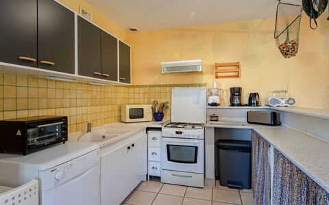 Chez Laurette: Comptoir, Cabinetry, Propriété, Bâtiment, Appareil De Cuisine, Cuisinière, Cuisine, Électroménager, Design Intérieur, Bois