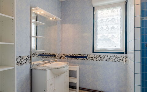 Chez Laurette: Propriété, Bâtiment, Luminaire Plomberie, Cabinetry, Armoire De Toilette, Design Intérieur, Bois, Sol, Salle De Bains, Sol