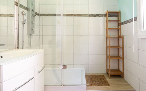 Les Mielles: Bâtiment, Luminaire Plomberie, Design Intérieur, Salle De Bains, Cabinetry, Rectangle, Sol, Maison, Sol