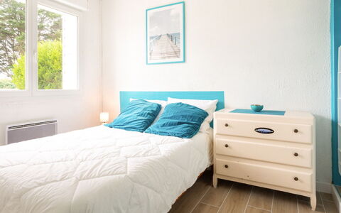 Les Mielles: Propriété, Meubles, Bleu, Confort, Fenêtre, Bleu Azur, Bois, Rectangle, Design Intérieur, Architecture