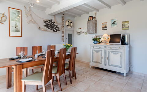 La Batterie: Table, Meubles, Propriété, Cadre, Bois, Cabinetry, Chaise, Design Intérieur, Sol, Sol
