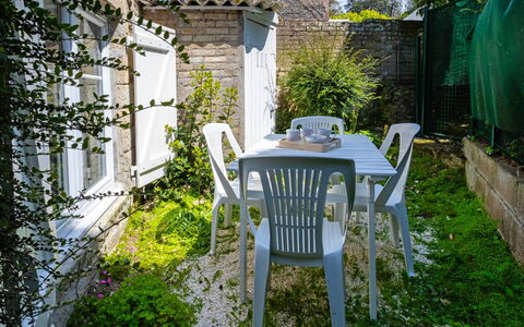 Les Portes Cartier: Vert, Propriété, Jardin, Cour, Maison, Arbre, Meubles, Chaise, Bâtiment, Arrière-Cour
