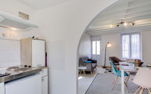 Les Portes Cartier: Meubles, Bâtiment, Cabinetry, Fenêtre, Table, Chaise, Bois, Cuisinière, Comptoir, Design Intérieur