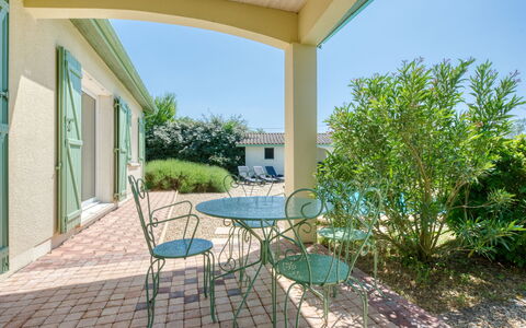 Les Lavandiers: Plante, Ciel, Meubles, Chaise, Fenêtre, Bleu Azur, Bâtiment, Ombre, Table, Mobilier De Jardin