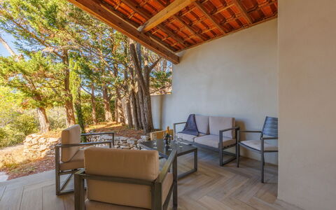 Les Garrigues D'Ozilhan: Meubles, Plante, Bois, Chaise, Ombre, Design Intérieur, Arbre, Sol, Sol, Confort
