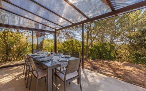 Les Garrigues D'Ozilhan: Table, Communauté Des Plantes, Plante, Ciel, Ombre, Chaise, Bois, Arbre, Mobilier De Jardin, Loisir