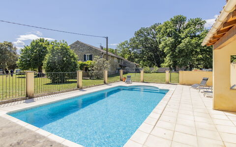 La Grive: L'Eau, Plante, Ciel, Propriété, Piscine, Bâtiment, Ombre, Nuage, Arbre, Rectangle