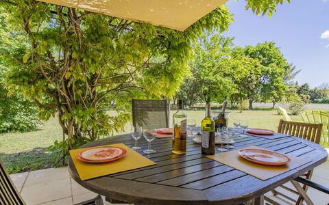 La Grive: Table, Vaisselle, Meubles, Plante, Propriété, La Nature, Chaise, Arbre, Design Intérieur, Mobilier De Jardin