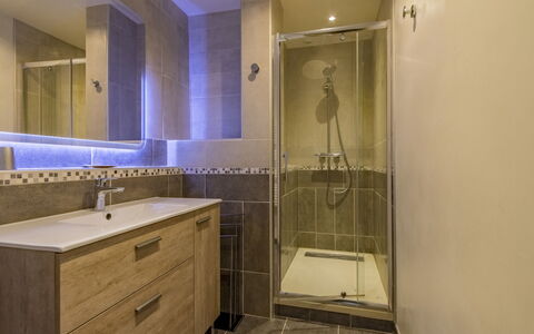La Grive: Armoire De Toilette, Luminaire Plomberie, Robinet, Cabinetry, Bâtiment, Évier, Miroir, Lavabo, Salle De Bains, Porte De Douche