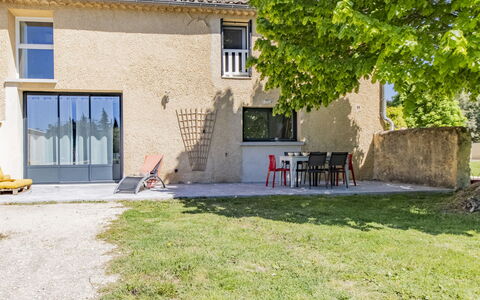 La Grive: Bâtiment, Plante, Ciel, Fenêtre, Arbre, Lot Terre, Jaune, Porte, Chalet, Ombre