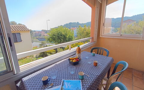 Saint-Raphaël 712: Balcon, Chaise, Ombre, Table Cuisine Et Salle A Manger, Tache De Bois, Mobilier De Jardin, Porche, Tableau De Plein Air, Restaurant, Plante D'Appartement