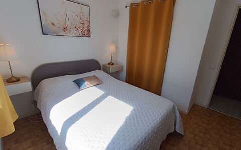 Saint-Raphaël 712: Meubles, Lit, Chambre, Design Intérieur, Mur, Sol, Sol, Bois, Drap De Lit, Pièce