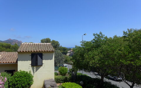 Résidence les Sangliers: Ciel, Plante, Bâtiment, Fenêtre, Maison, Arbre, Éclairage Public, Couverture De Sol, Paysage, Herbe