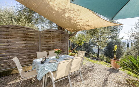 La Petite Toscane: Plante, Table, Propriété, Meubles, Chaise, Bâtiment, Ombre, Pot De Fleur, Tableau De Plein Air, Mobilier De Jardin