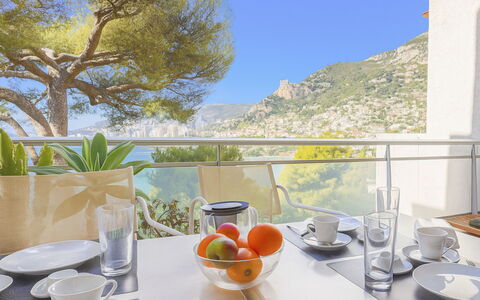 Roquebrune Cap Martin 601: Montagnes Relief, Montagne, Colline, Meubles, Chaîne De Montagnes, Chaise, Mobilier De Jardin, Table Cuisine Et Salle A Manger, Balcon, Crête