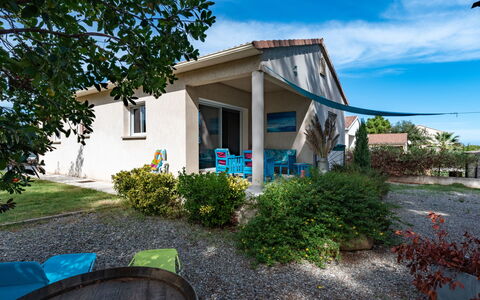 Villa Marie-Jo: Meubles, Propriété, Cadre, Bleu Azur, Bois, Éclairage, Design Intérieur, Confort, Sol, Sol