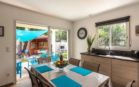 Villa Marie-Jo: Meubles, Propriété, Cadre, Bleu Azur, Bois, Éclairage, Design Intérieur, Confort, Sol, Sol