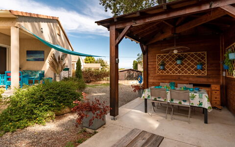Villa Marie-Jo: Plante, Ciel, Bâtiment, Table, Nuage, Ombre, Bois, Mobilier De Jardin, Arbre, Pot De Fleur