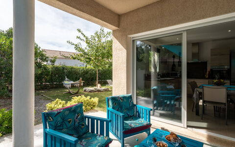 Villa Marie-Jo: Meubles, Propriété, Plante, Chaise, Table, Bleu Azur, Canapé, Design Intérieur, Ciel, Architecture
