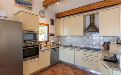 Maison Balbi: Cabinetry, Comptoir, Propriété, Évier, Evier, Cuisinière, Appareil De Cuisine, Cuisine, Bois, Robinet