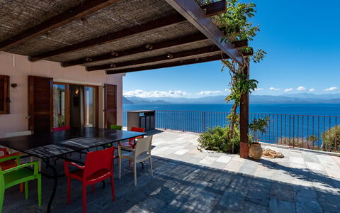 Maison Balbi: Plante, L'Eau, Ciel, Meubles, Propriété, Bâtiment, Table, Bleu Azur, Pot De Fleur, Ombre