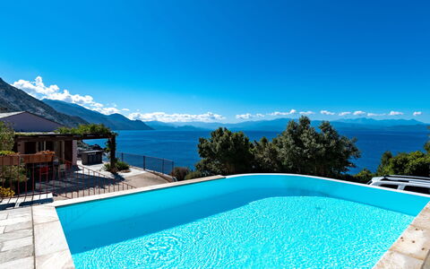 Maison Balbi: Ciel, L'Eau, Propriété, Plante, Piscine, Bâtiment, Bleu, Bleu Azur, Paysage Naturel, Plan D'Eau