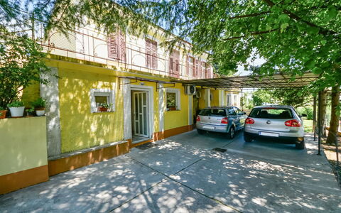 Sandra: Propriété, Immobilier, Bâtiment, Maison, Véhicule, Domicile, Voiture, Architecture, Chalet, Familiale