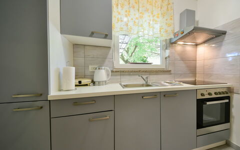 Sandra: Pièce, Cabinetry, Meubles, Cuisine, Propriété, Comptoir, Design Intérieur, Tuile, Maison, Sol