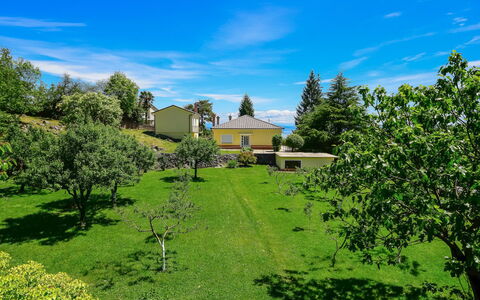 Sandra: Nuage, Plante, Ciel, Paysage Naturel, Arbre, Lot Terre, Herbe, Chalet, Plaine, Bâtiment