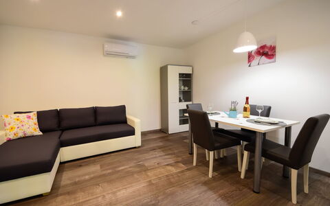 Sandra: Pièce, Propriété, Meubles, Design Intérieur, Sol, Salon, Bâtiment, Parquet, Table, Immobilier