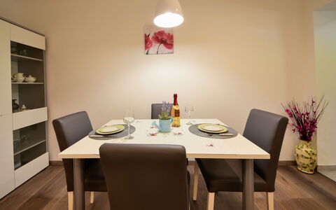 Sandra: Pièce, Salle À Manger, Design Intérieur, Meubles, Table, Propriété, Éclairage, Sol, Bâtiment, Plafond