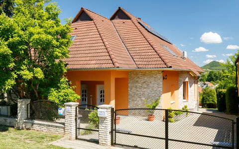 Beate: Bâtiment, Toit, Maison, Domicile, Zone Résidentielle, Façade, Architecture, Chalet, Siding, Biens