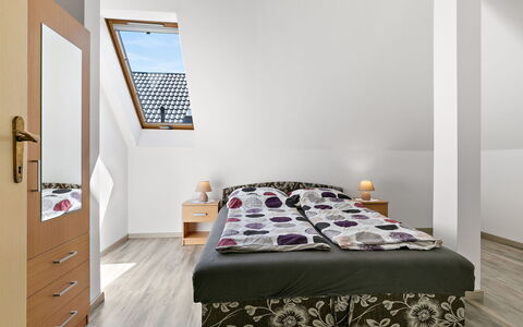 Beate: Design Intérieur, Sol, Sol, Lit, Chambre, Bois, Meubles, Plafond, Pièce, Literie
