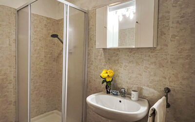 Primula (Vlo206) 605.7: Luminaire Plomberie, Robinet, Miroir, Propriété, Évier, Salle De Bains, Porte De Douche, Lavabo, Plante, Bâtiment
