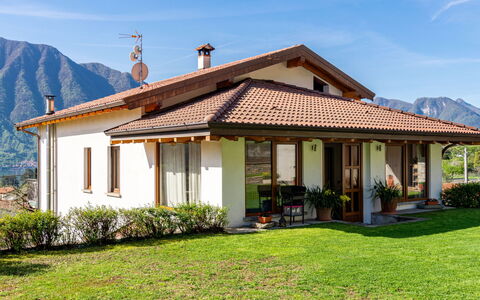 Villa del Sole: Ciel, Plante, Bâtiment, Propriété, Fenêtre, Porte, Nuage, Maison, Lot Terre, Herbe